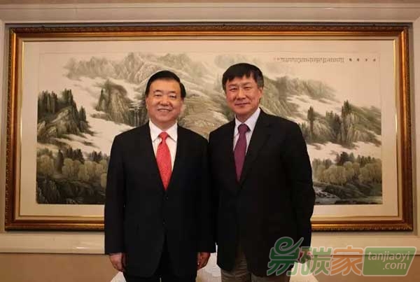 甘肅省省委書記王三運(yùn)（左）、國(guó)家發(fā)改委學(xué)術(shù)委員會(huì)秘書長(zhǎng)張燕生（右）