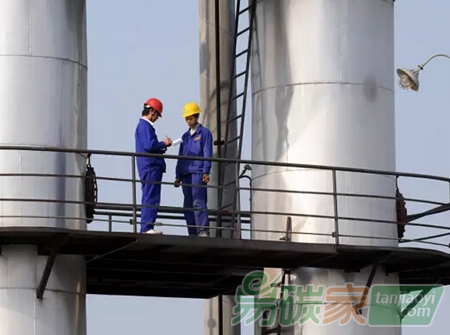 正在對園區(qū)內(nèi)生產(chǎn)裝置焊接、鏈接點等進行VOCs泄漏檢查