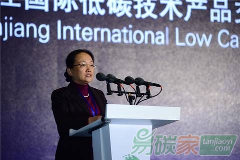 2016鎮(zhèn)江國際低碳技術(shù)產(chǎn)品交易展示會(huì)盛大召開。鎮(zhèn)江市市長朱曉明女士主持開幕式并致辭